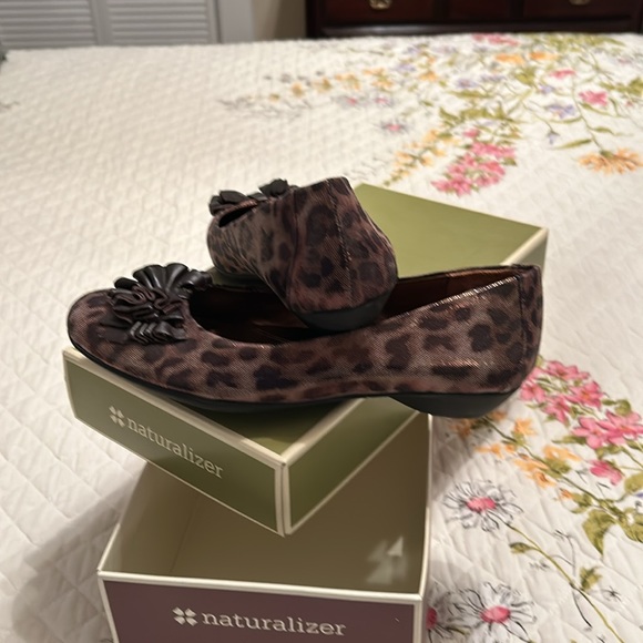 Naturalized shoe in bronze leopard print with bow Smoke Free pet free home - Picture 4 of 5